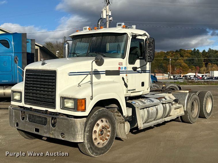 2015 Mack CHU613  semi truck - EN3979
