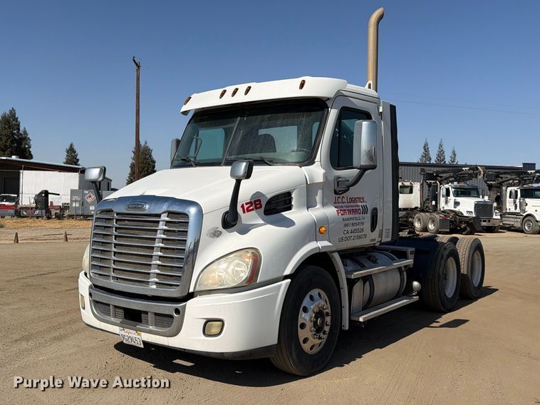 2013 Freightliner Cascadia semi truck - EP3065