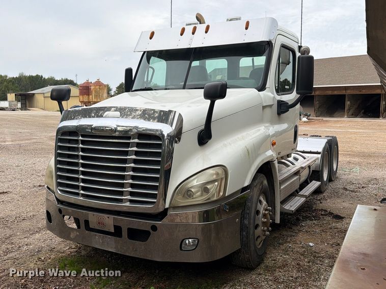 2011 Freightliner Cascadia 125 semi truck - ER3480