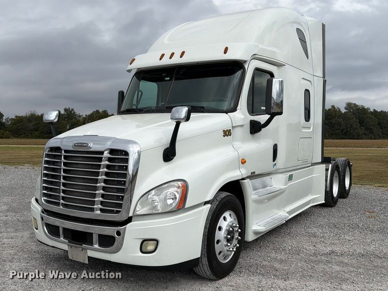 2016 Freightliner Cascadia semi truck - ER3487