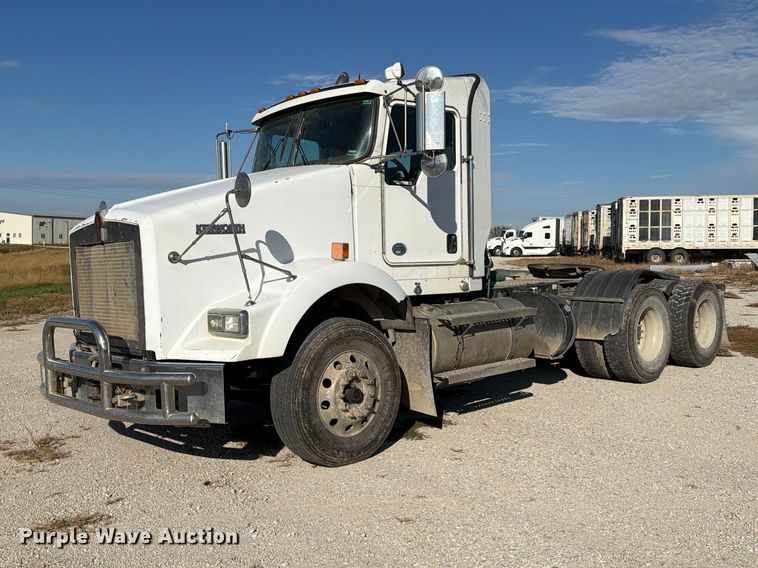 2020 Kenworth T800 semi truck - EX1122