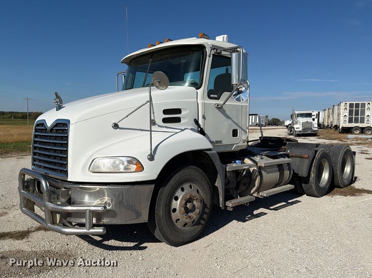 2016 Mack CXU613 semi truck - EX1123