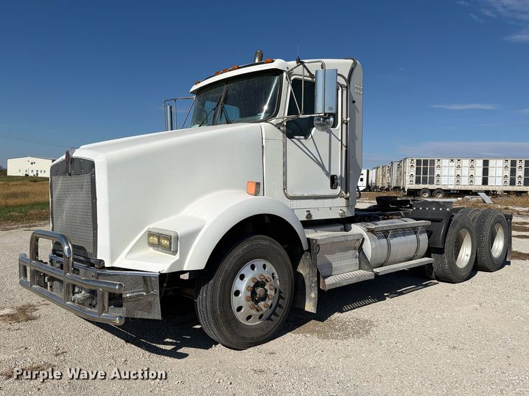 2014 Kenworth T800 semi truck - EX1124