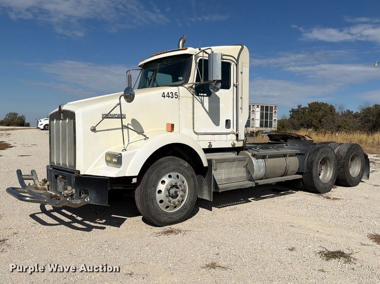 2015 Kenworth T800 semi truck - EX1125