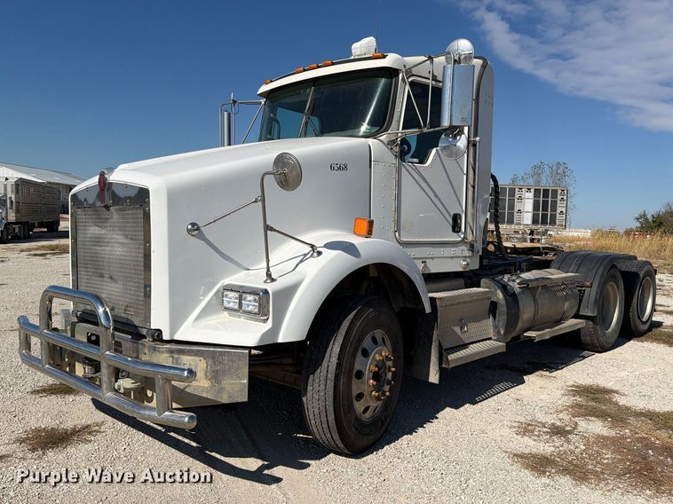2022 Kenworth T800 semi truck - EX1126