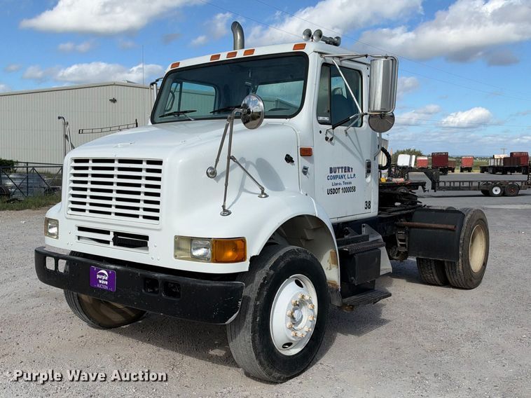 2000 International 8100 semi truck - FB8390