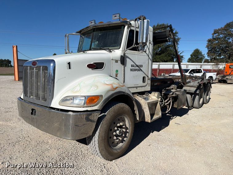 2005 Peterbilt 335 roll-off container truck - FC3401