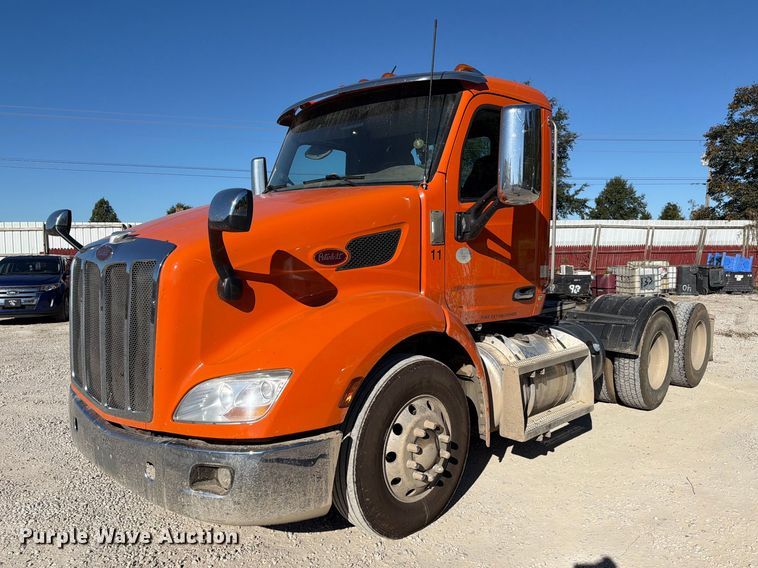2017 Peterbilt 579 truck cab and chassis - FC3402