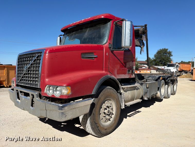 2007 Volvo Truck VHD roll-off container truck - FC3403