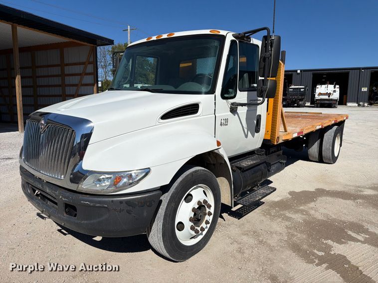 2005 International 4200 flatbed truck - FC3413