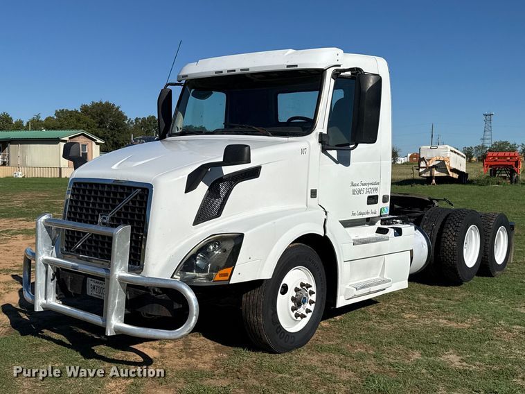 2017 Volvo VNL semi truck - FC4500
