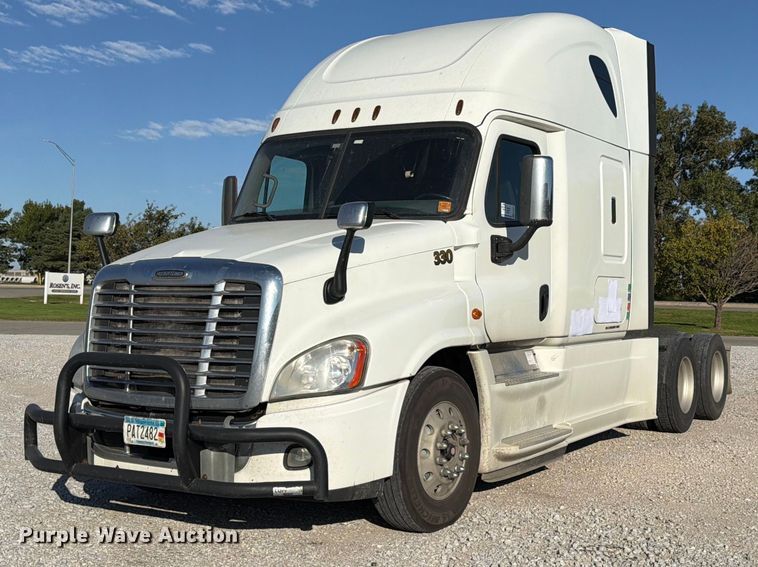 2019 Freightliner Cascadia semi truck - FG2687