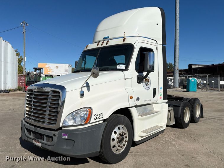 2014 Freightliner Cascadia semi truck - FG3047