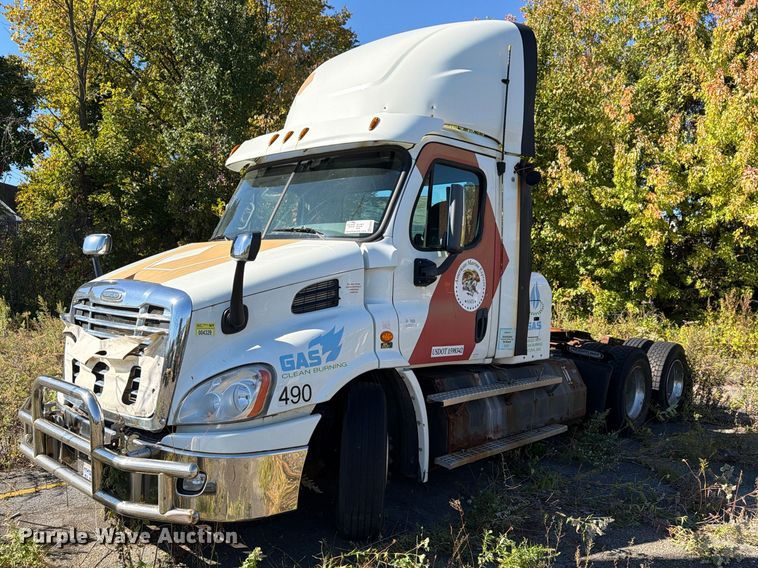 2016 Freightliner Cascadia semi truck - FG3049