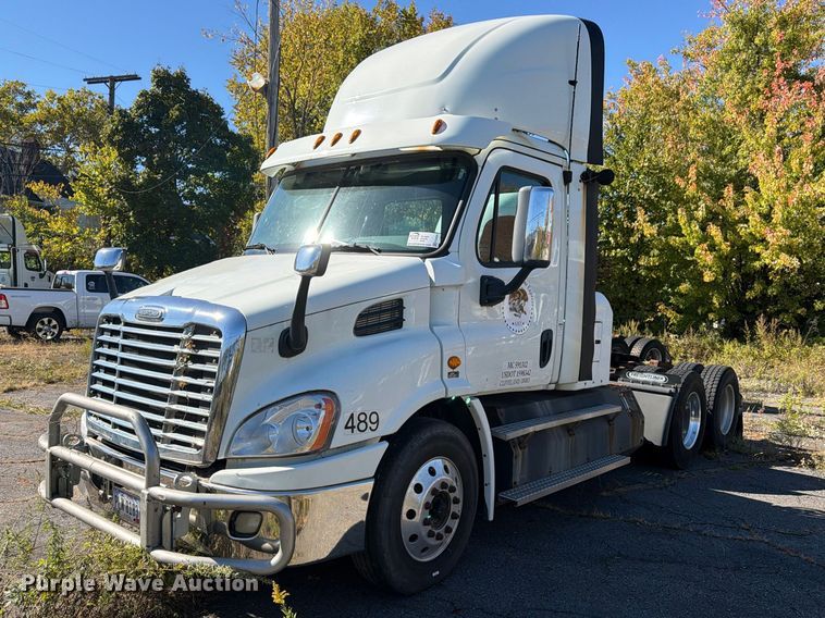 2016 Freightliner Cascadia semi truck - FG3050