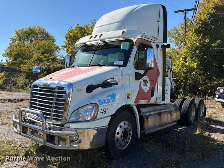 2016 Freightliner Cascadia semi truck - FG3052