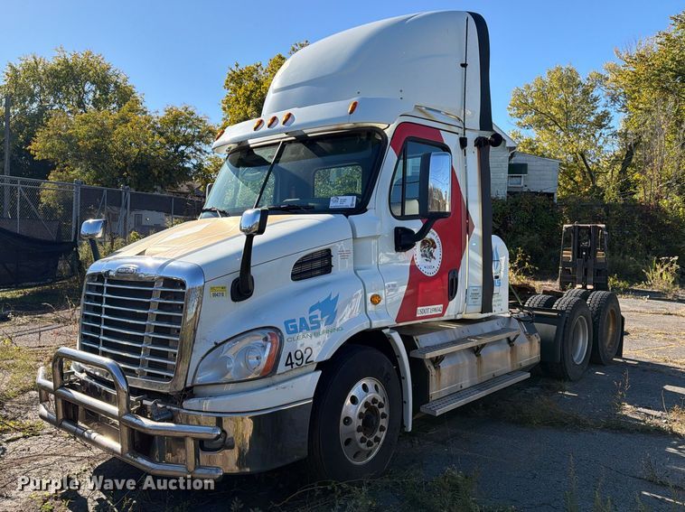 2016 Freightliner Cascadia semi truck - FG3053