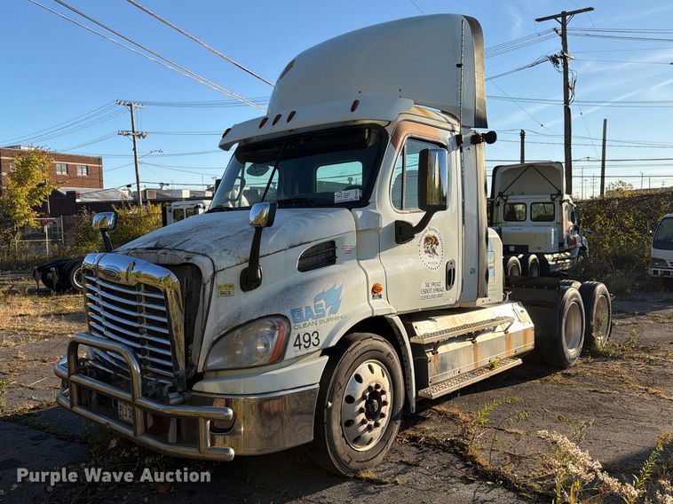 2016 Freightliner Cascadia semi truck - FG3054