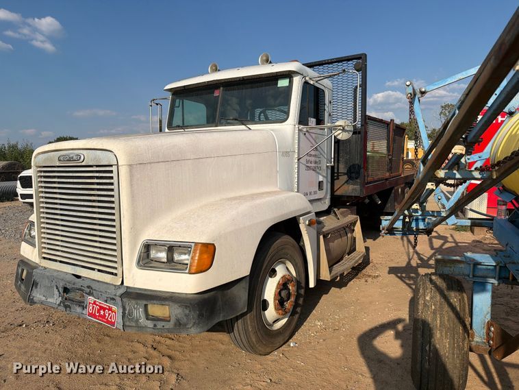 2002 Freightliner FLD120 flatbed truck - FI0376