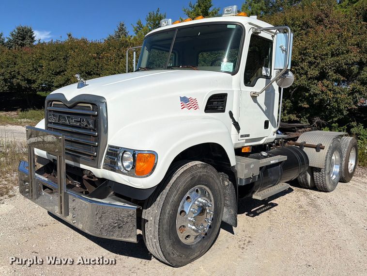 2007 Mack CV713 semi truck - FJ2018