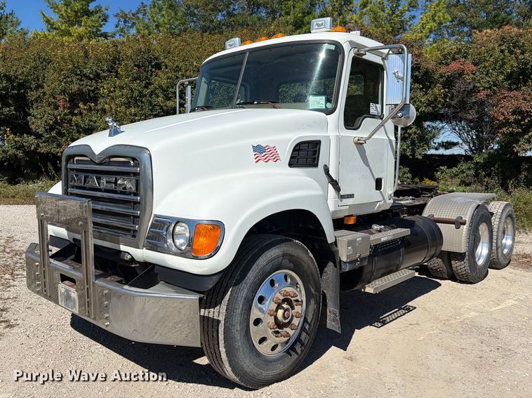 2007 Mack CV713 semi truck - FJ2021