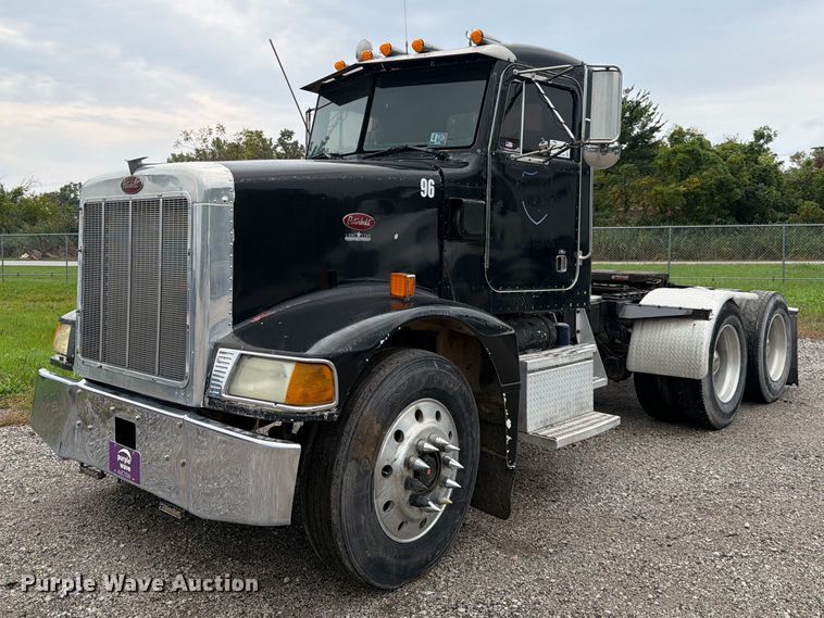 2018 Peterbilt 579 semi truck - FJ2026
