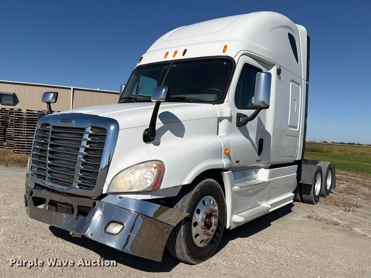 2012 Freightliner Cascadia semi truck - FJ2034