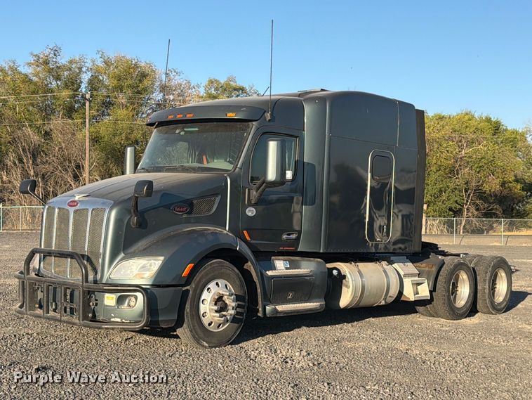 2018 Peterbilt 579 semi truck - FK4668