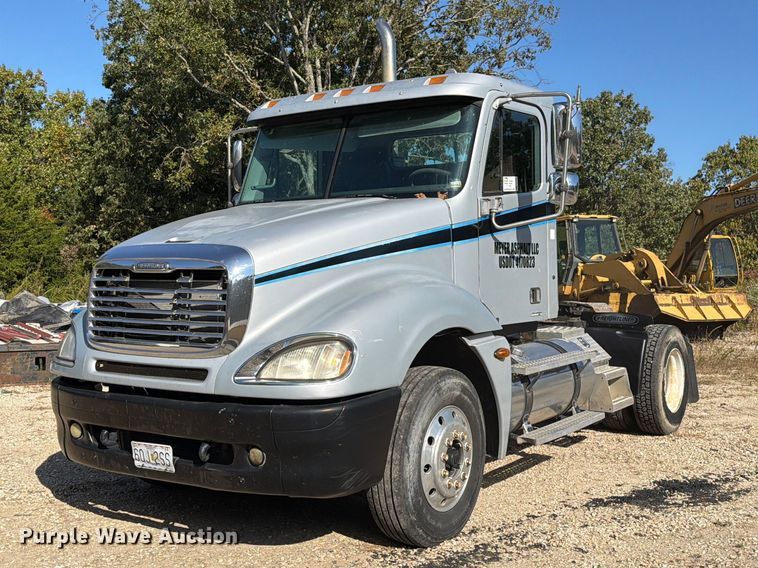 2005 Freightliner Columbia semi truck - FM6527
