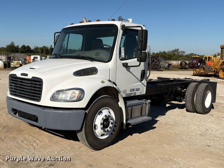 2014 Freightliner Business Class M2 truck cab and chassis - FN5912