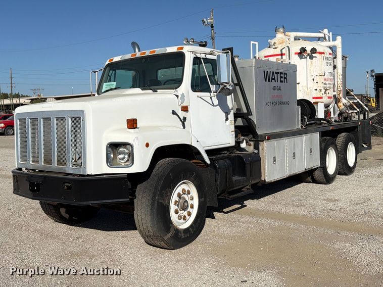 1996 International 2674 flatbed truck - FP4084