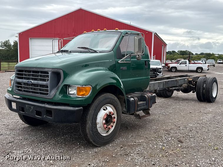 2001 Ford F650 truck cab and chassis - FV2027