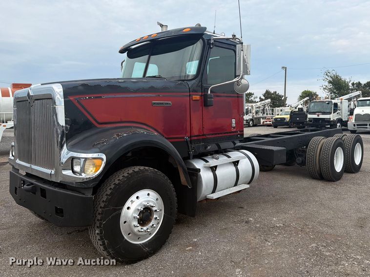 2001 International PayStar 5900I truck cab and chassis - FW3513