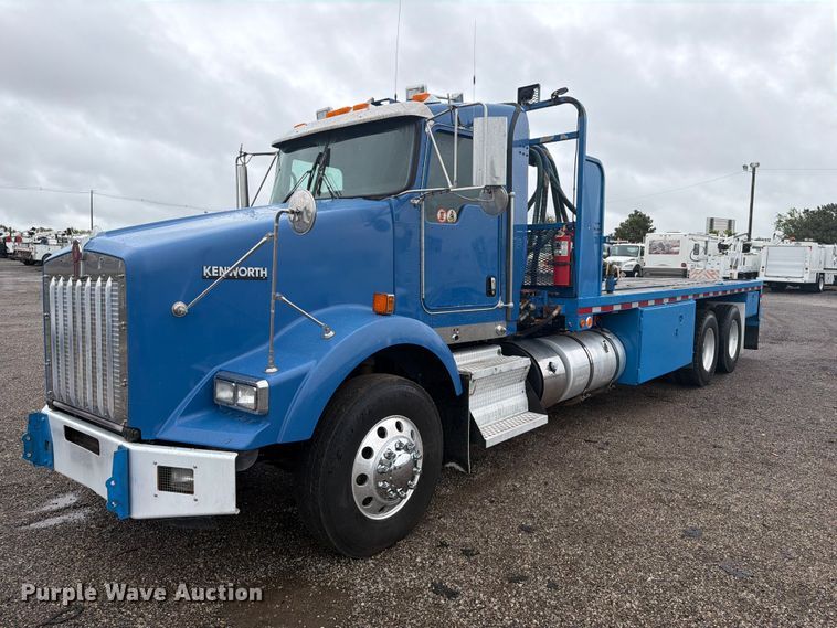 2011 Kenworth T800 flatbed truck - FW3520