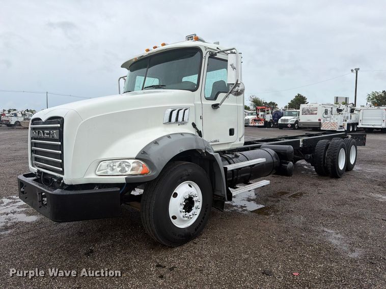 2015 Mack GU813 truck cab and chassis - FW3522