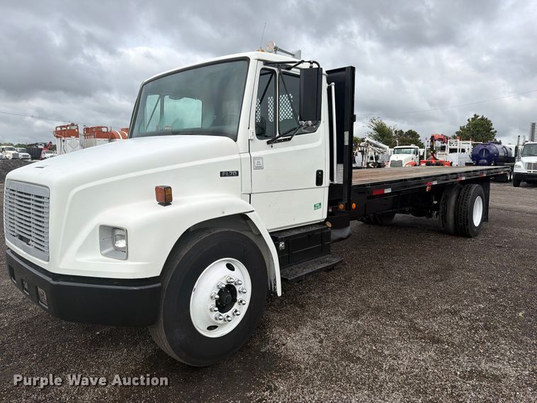 2004 Freightliner FL70 flatbed truck - FW3527