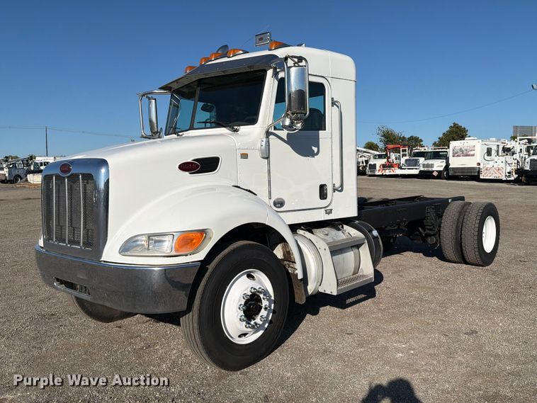 2015 Peterbilt 337 truck cab and chassis - FW3537
