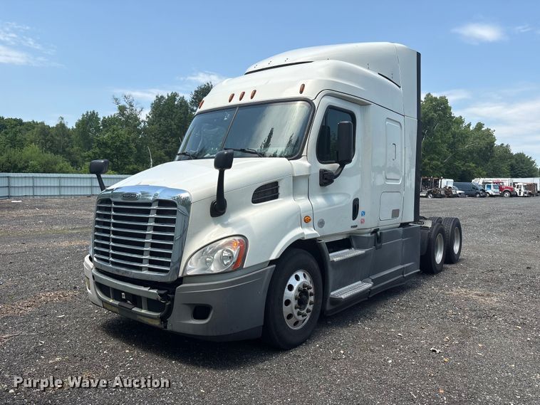 2018 Freightliner Cascadia semi truck - YA2544