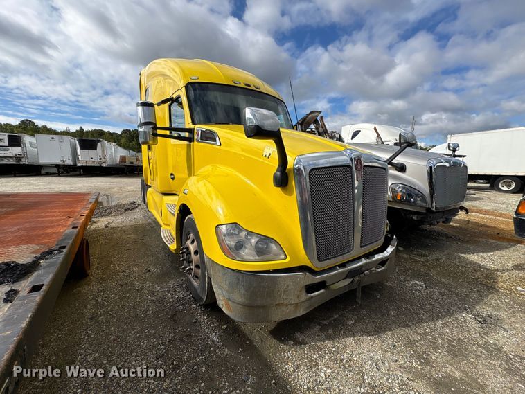 2019 Kenworth T680 semi truck - YA2660