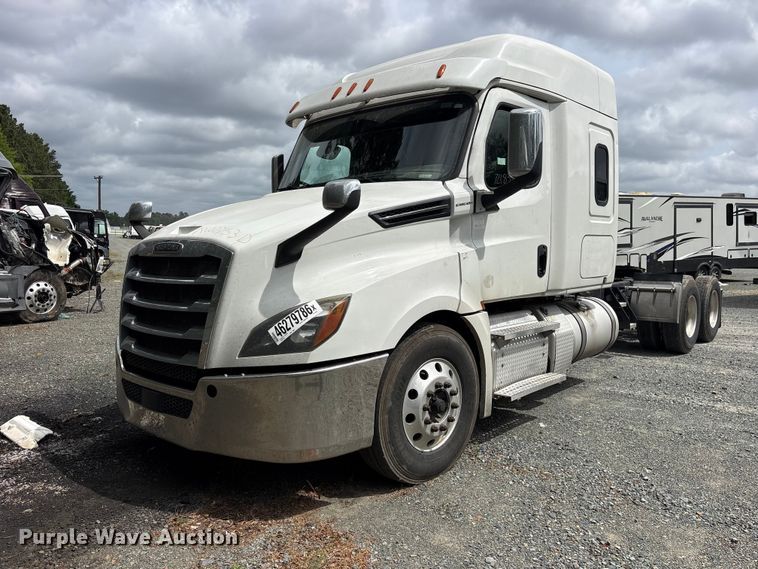 2020 Freightliner Cascadia semi truck - YA2869