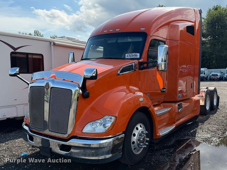 2022 Kenworth T680 semi truck - YA2995