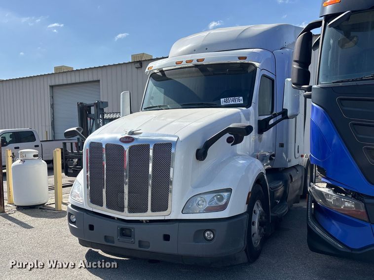 2017 Peterbilt 579 semi truck - YA3092