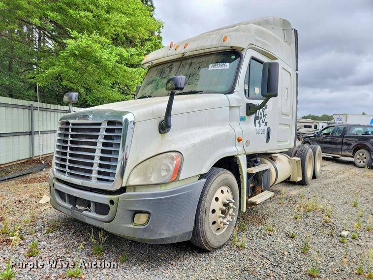 2014 Freightliner Cascadia 125 semi truck - YA3249