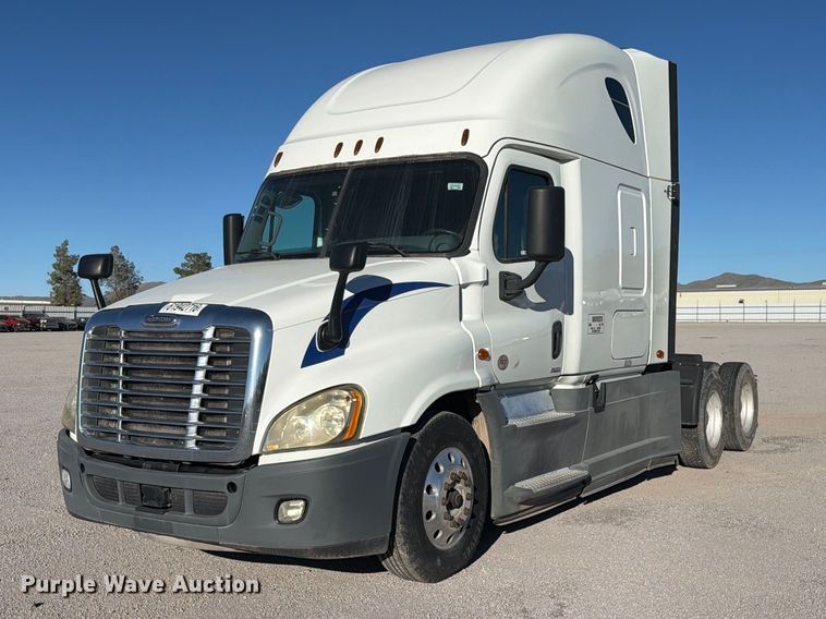 2018 Freightliner Cascadia 125 semi truck - YA4238