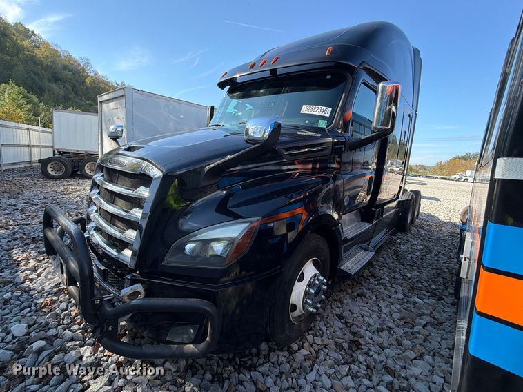 2018 Freightliner Cascadia 126 semi truck - YA4331