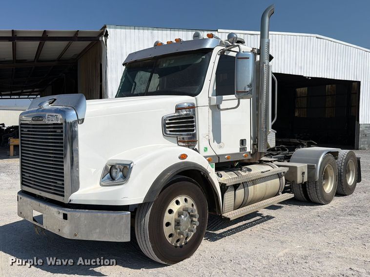 2020 Freightliner SD122 semi truck - YA5162