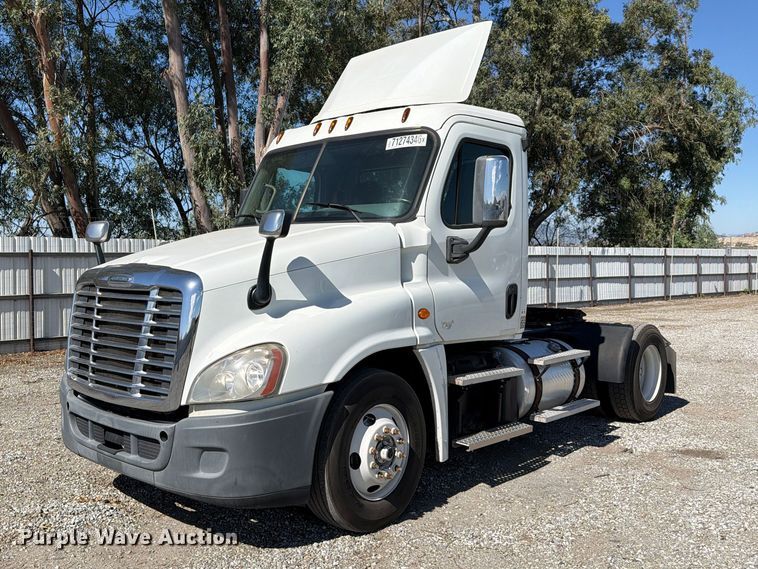 2016 Freightliner Cascadia semi truck - YA5421