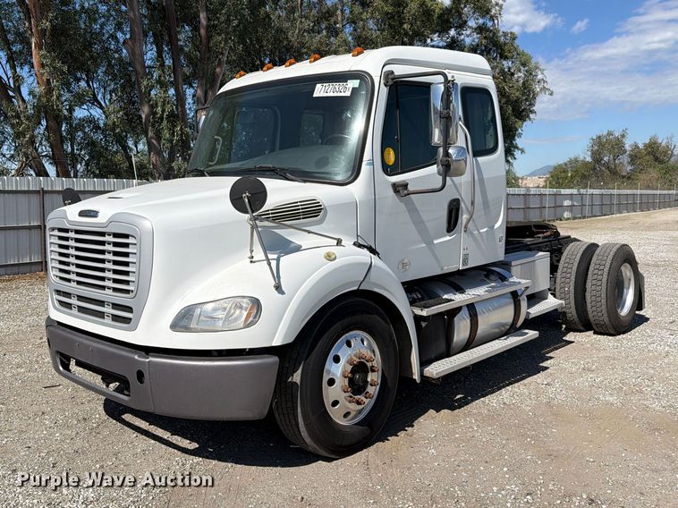 2016 Freightliner Business Class M2 semi truck - YA5424