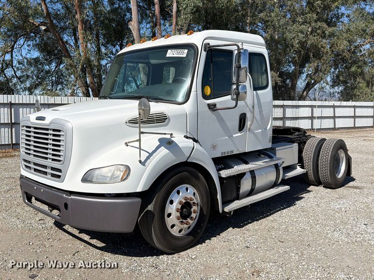 2016 Freightliner Business Class M2 semi truck - YA5427