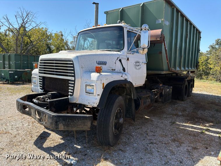 1983 Ford LNT9000 roll-off container truck - ER3472